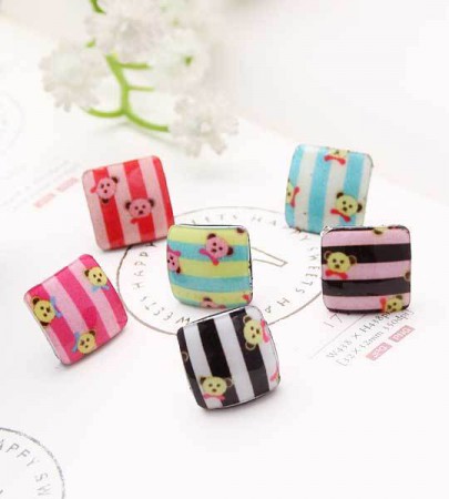 AD007♥泰迪樂園♥圍方廣場♥矽膠防敏耳針【隨機挑色】